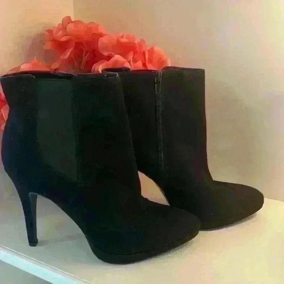 Nine West Black Suede Booties 4.5” Heel With Wide Black Elastic Design Size9 - Picture 1 of 9